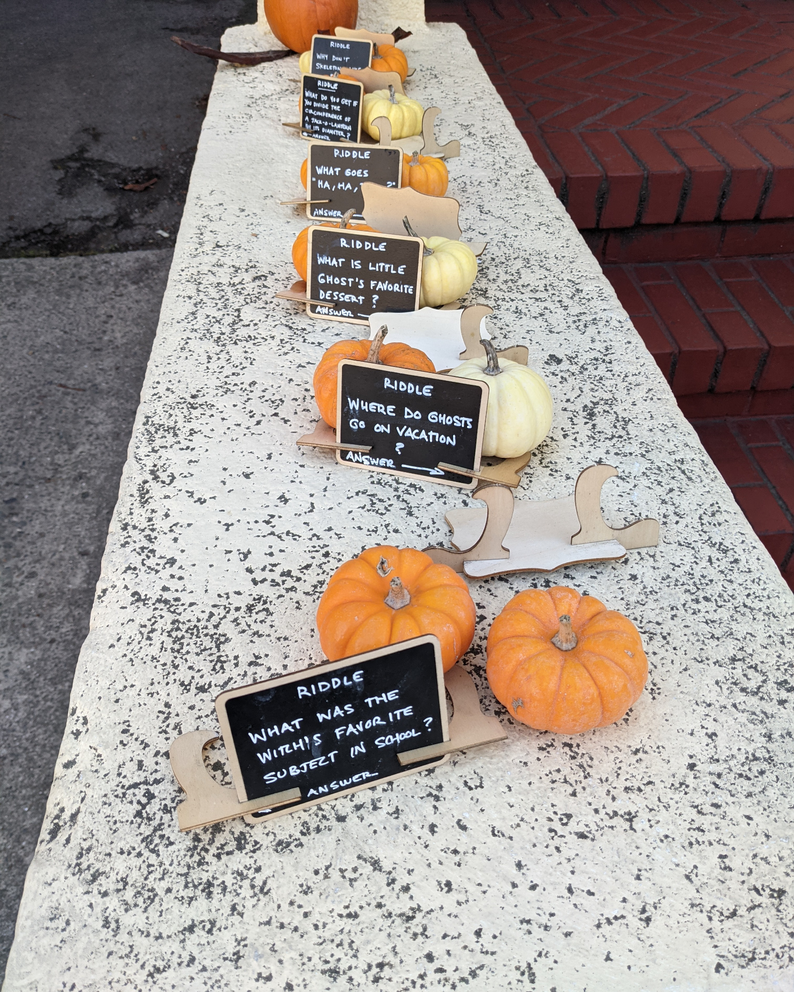 Decorative gourds with little riddle signs