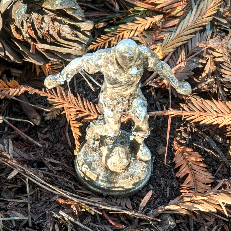 [photo of thingy at center of labyrinth. I think it's a figurine from a soccer trophy?]