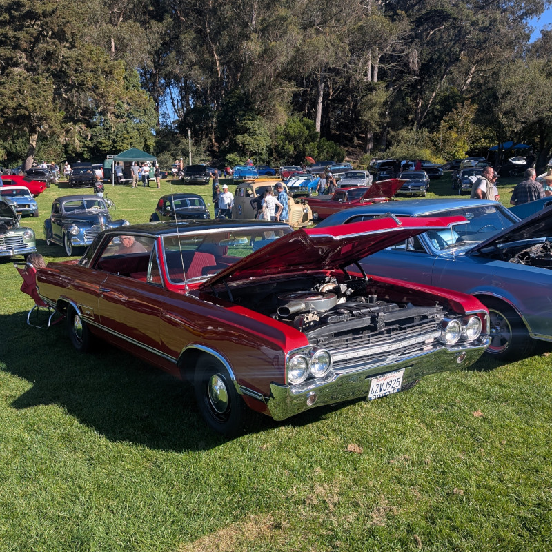 says it's an Oldsmobile. I dunno, I'm not a car guy